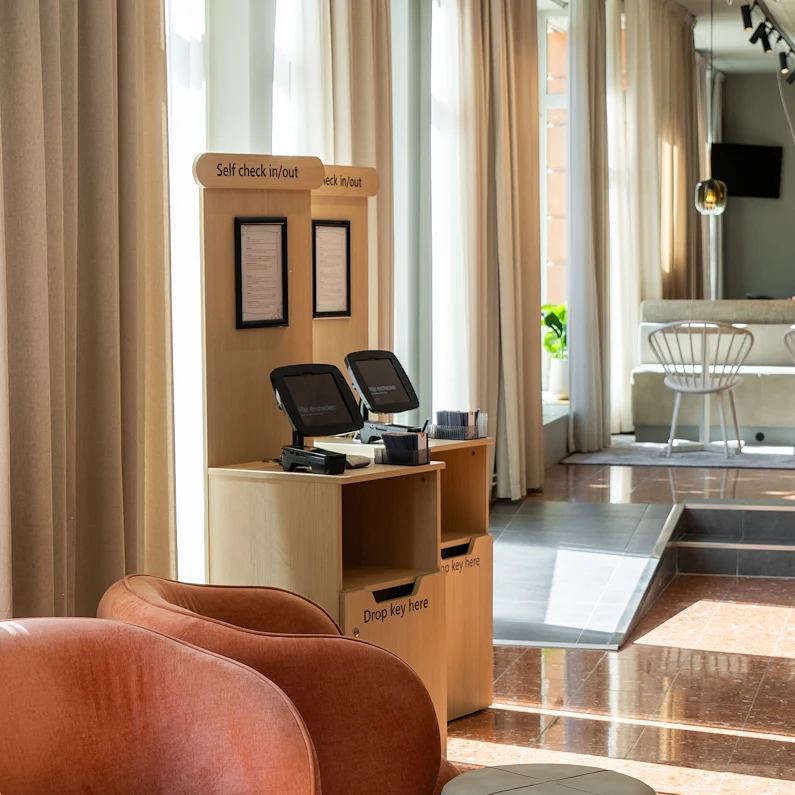 Bilden visar lobbyn på Hotel Svava med två självincheckningsdiskar.