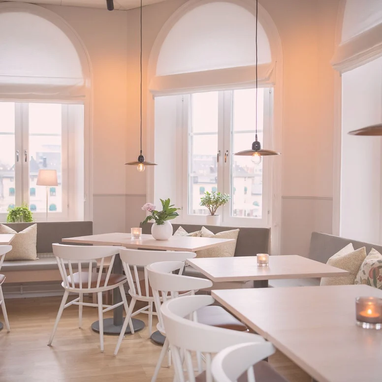 Matsal för Hotellfrukost i Uppsala på Hotel Svava. Ljust rum med fönster som har generöst ljusinsläpp och vätter mot centralstationen
