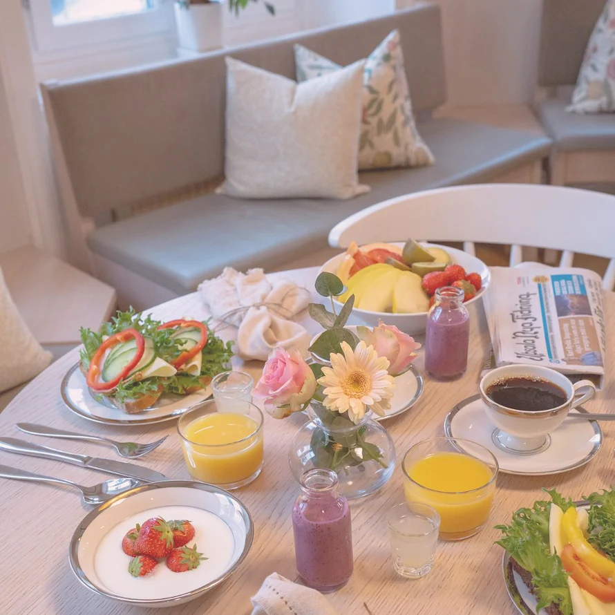 Ett uppdukat frukostbord på Hotel Svava med en härlig blandning av frukost, något för alla