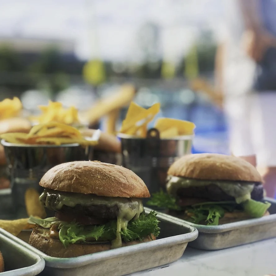 Du som gäst på Hotel Svava har 20% rabatt på mat på O`Learys